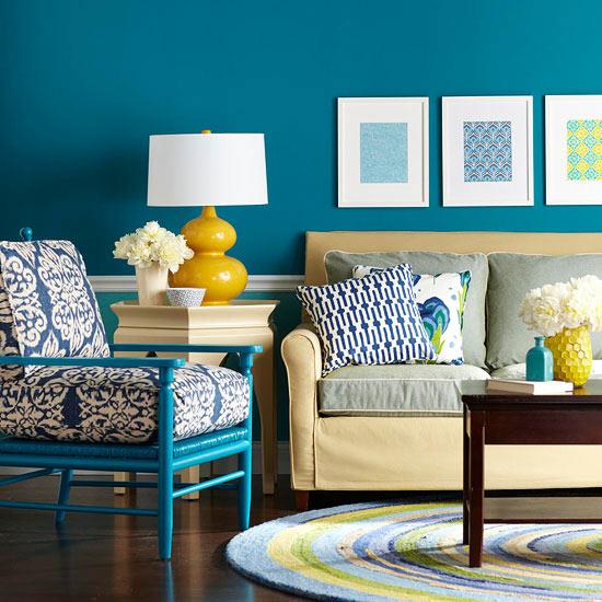 frais et chic avec tapis rond bleu, coussins colorés à motifs