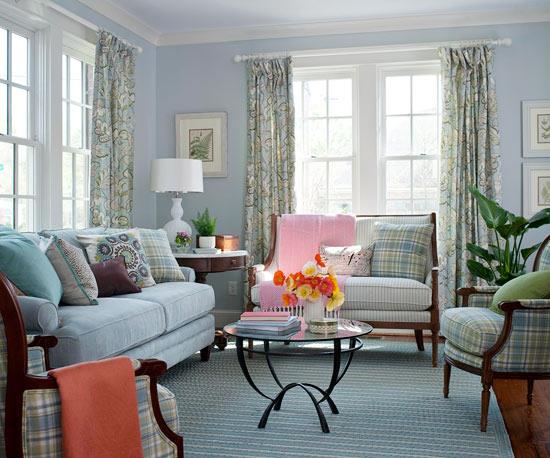 frais et chic avec table d'appoint ronde en fer forgé bleu