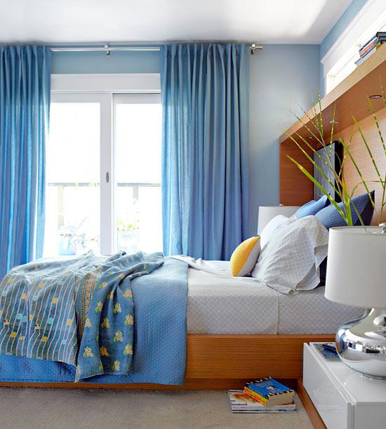 frais et chic avec une lampe de table bleue et argentée
