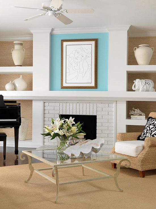 frais et chic avec une cheminée en brique bleue et blanche