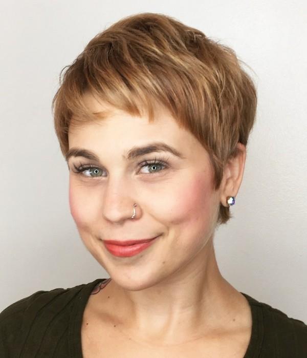 coiffures cheveux fins - cheveux courts avec des nuances rougeâtres