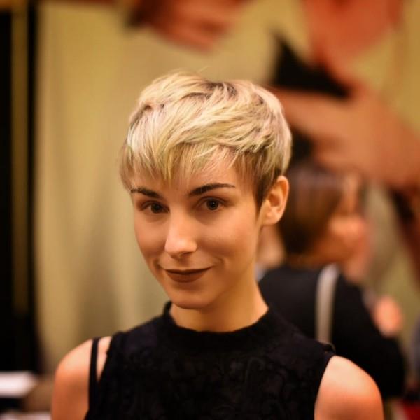coiffures cheveux fins - cheveux courts et chemisier noir