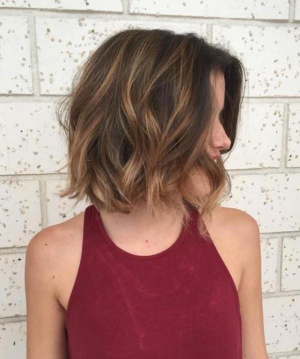 coiffures pour cheveux fins - haut rouge coupe mi-longue