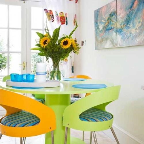 futurystyczny-śmieszny-kolorowy-stolik-krzesła