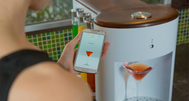 Das Somabar-Gerät wählt selbstständig die optimalen Anteile der Zutaten aus, die es selbst zu Cocktails mischt