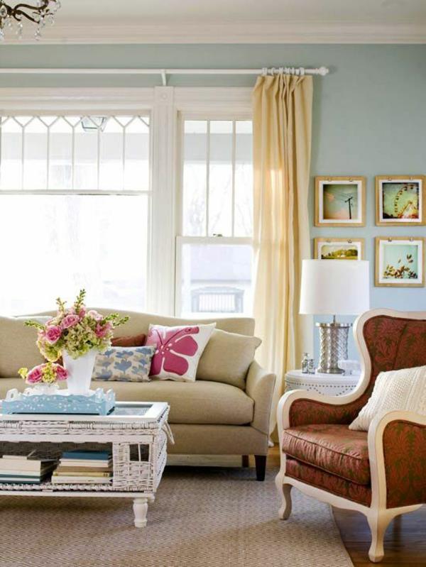 idées de rideaux dans le salon canapé jaune clair table basse en rotin