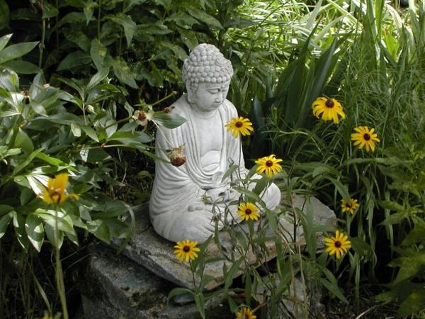 jardin design budda statue plantes fleurs