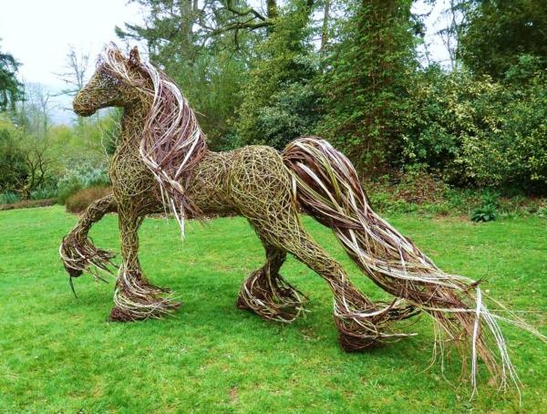 jardin design décoration de jardin cheval sculpture