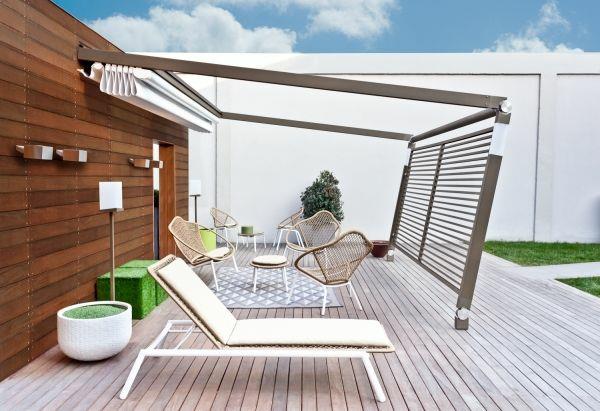 idées de jardin pergola platelage en métal meubles de jardin en bois chaises en rotin