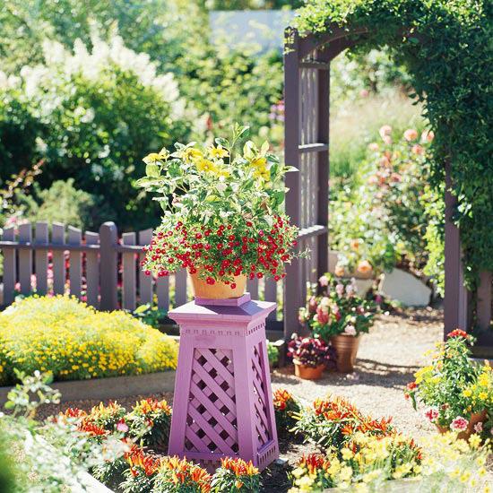 ogród małe akcenty elementy dekoracyjne skupienie kolor fioletowy