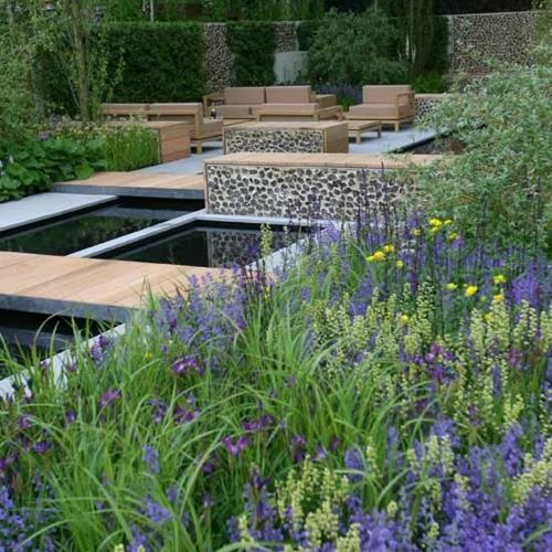 jardin fleurs violettes conception panneaux de bois revêtement de sol système d'eau