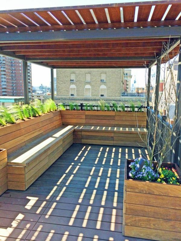 pergola de jardin en métal et bois meubles de jardin banc en bois balcon plantes