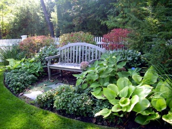 Concevoir un coin salon de jardin un banc suffit parfois