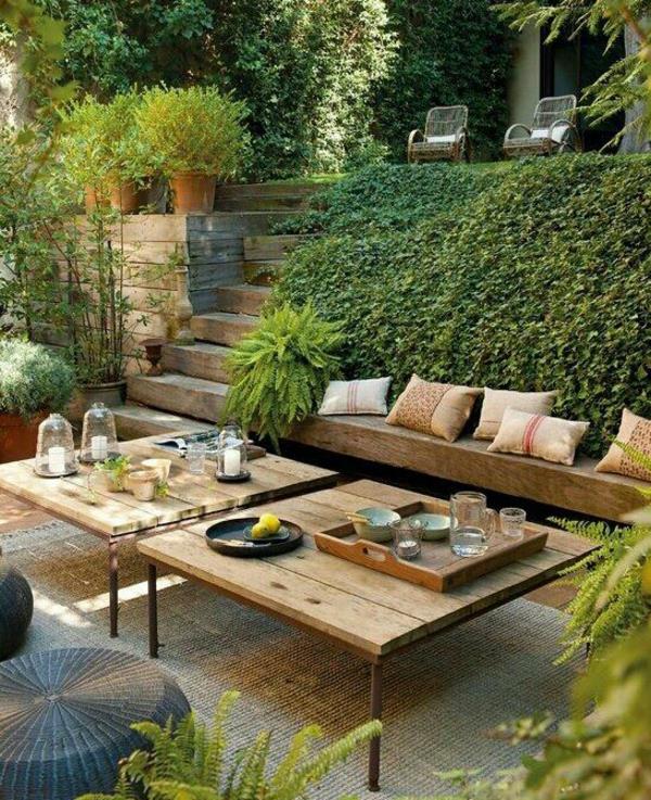 Les coins salons de jardin sont confortables et invitants, beaucoup de verdure