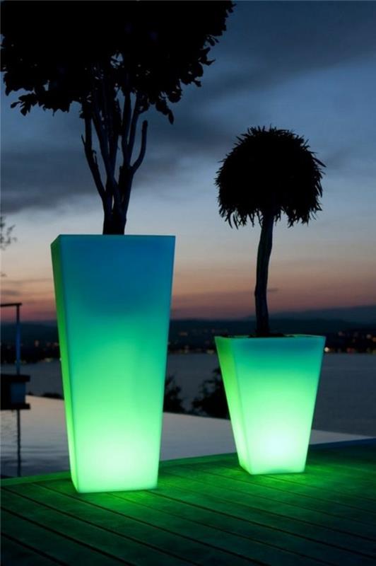 pomysły na oświetlenie ogrodowe zielone światło świecące pojemniki na rośliny