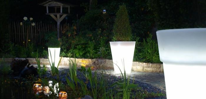 pomysły na oświetlenie ogrodu świecące pojemniki na rośliny pomysły na dekorację ogrodu