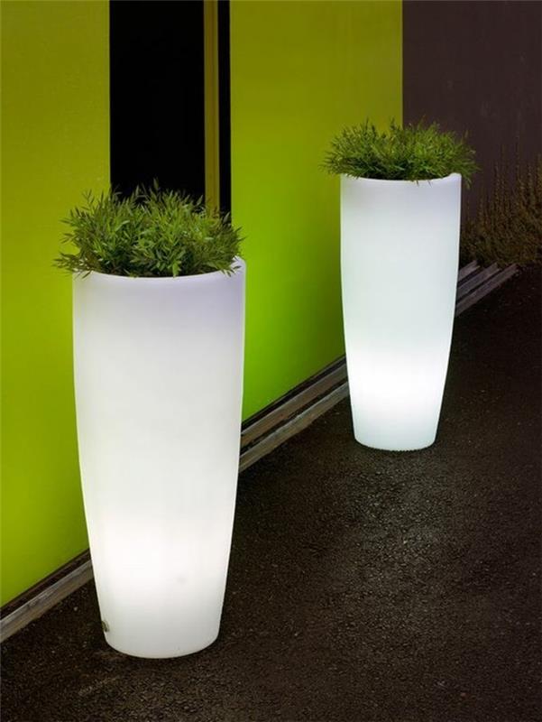 pomysły na oświetlenie ogrodowe świecące pojemniki na rośliny dekoracyjne
