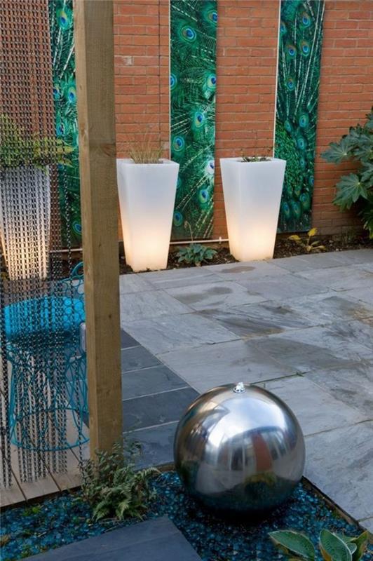 pomysły na oświetlenie ogrodowe świecące pojemniki na rośliny fontanny ogrodowe