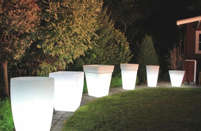 pomysły na oświetlenie ogrodu świecące doniczki na ogród pomysły na ogród