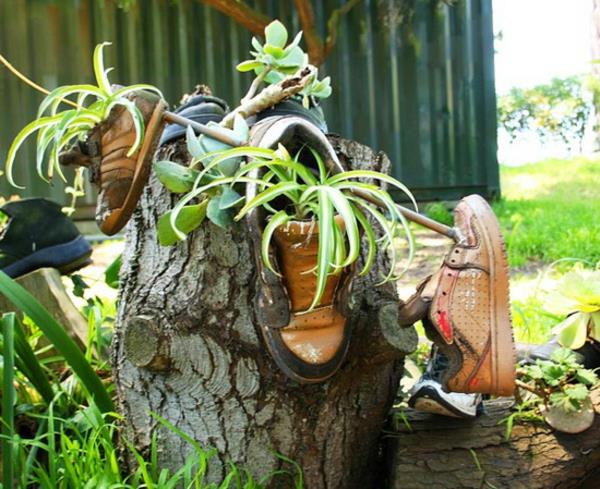 décoration de jardin pot de fleur grandes chaussures