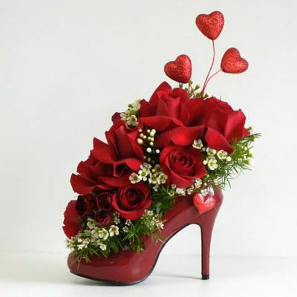 Mettez un vase de fleurs dans des chaussures pour femmes