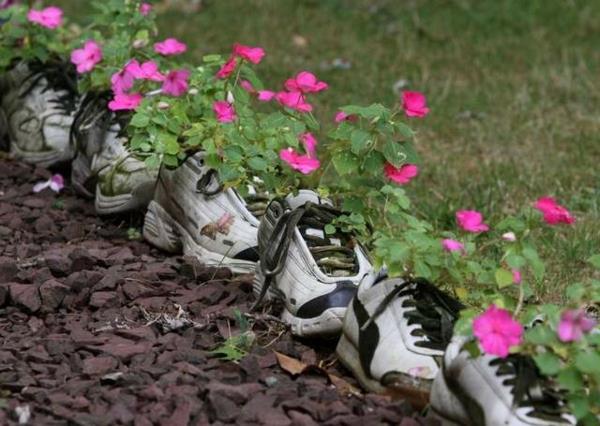 idées de décoration de jardin créer des parterres de fleurs chaussures de sport fleurs