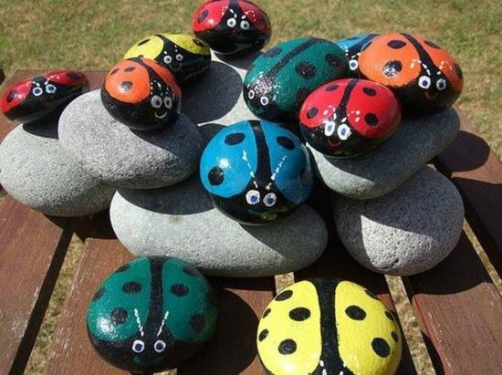 stwórz własną dekorację ogrodową biedronkowe kamienie malarskie