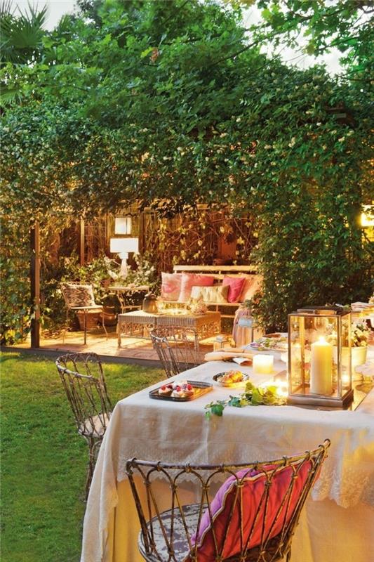 aranżacje ogrodu wydzielaj świece rzucaj poduszkami romantycznie