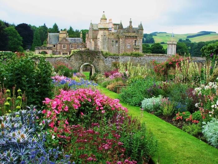 projektowanie ogrodu pomysły na ogród zamek letnie kwiaty zielona trawa