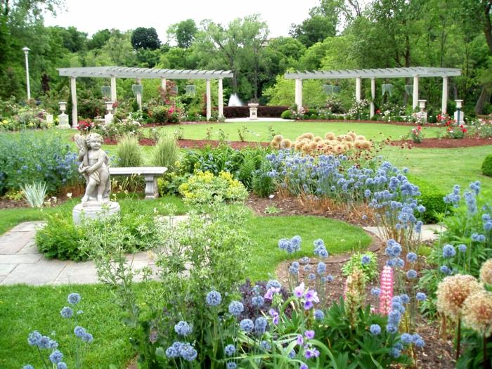 projektowanie ogrodu pomysły na ogród letnie kwiaty anioł posąg pergola drewno park