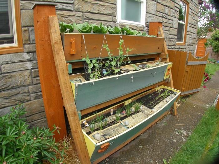 projektowanie ogrodów stare drewniane meble warzywa