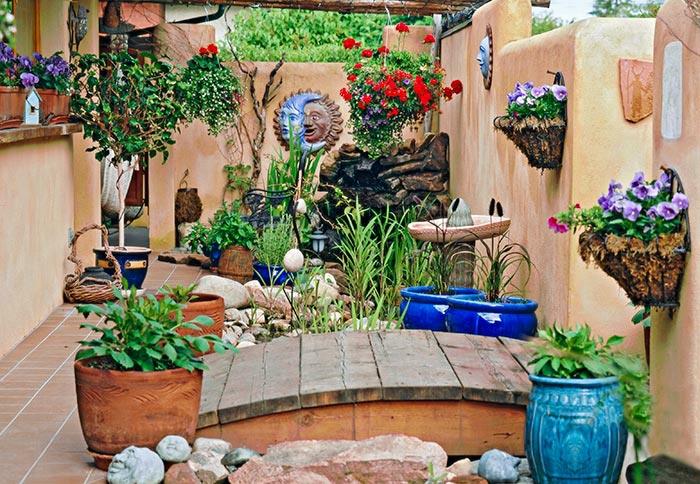 jardin design suspendu panier mur pots de fleurs étang