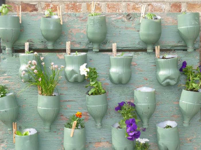 jardin design bricolage idée mur pots de fleurs bouteilles en plastique