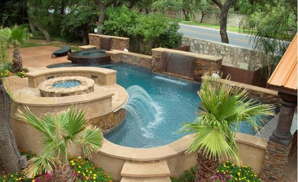 aménagement paysager jardin piscine et cheminée palmiers luxueux