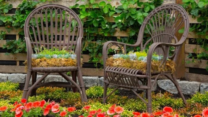 pomysły na projektowanie ogrodów stare krzesła jako pojemniki na rośliny