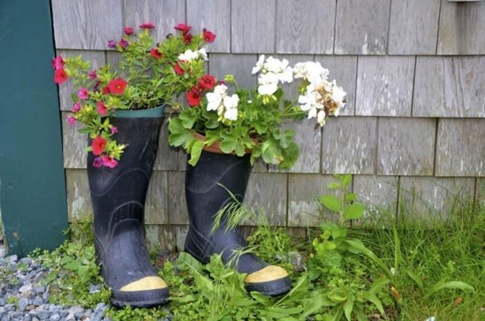 pomysły na projektowanie ogrodów wykorzystują stare buty jako donice