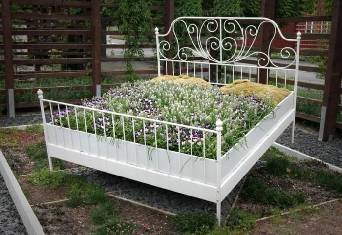pomysły na projekt ogrodu stare łóżko jako fajny pojemnik na rośliny