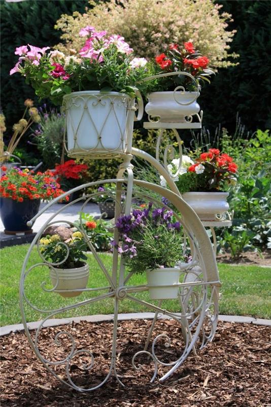 pomysły na projekt ogrodu niezwykłe dekoracje ogrodowe z rowerami