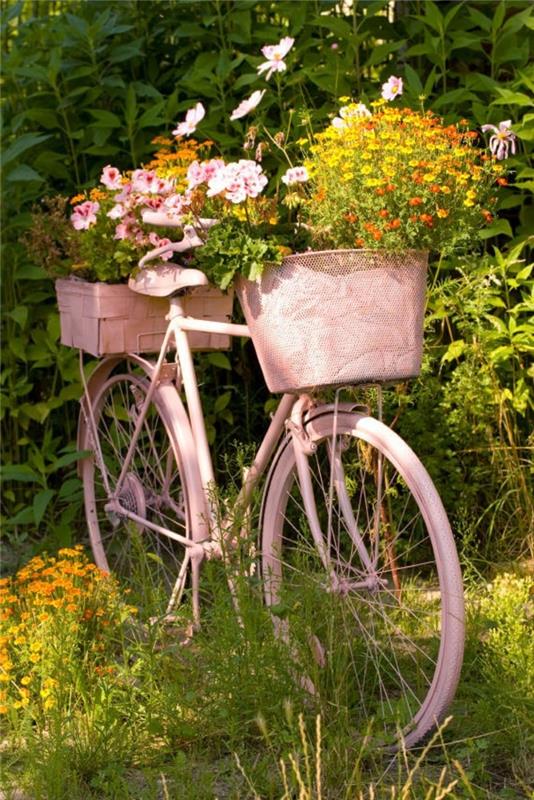 pomysły na projekt ogrodu niezwykłe pojemniki na rośliny rower w kolorze jasnoróżowym