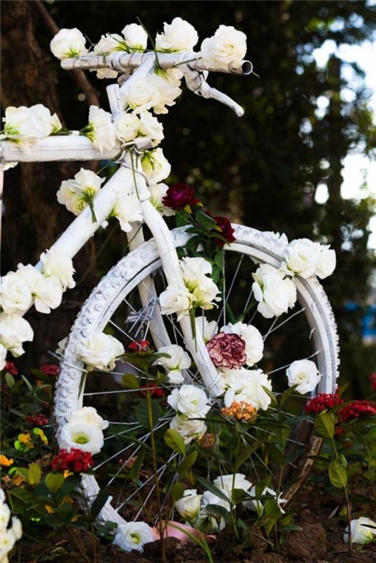 pomysły na projekt ogrodu urocze pomysły na ogród z rowerem jako pojemnikiem na rośliny