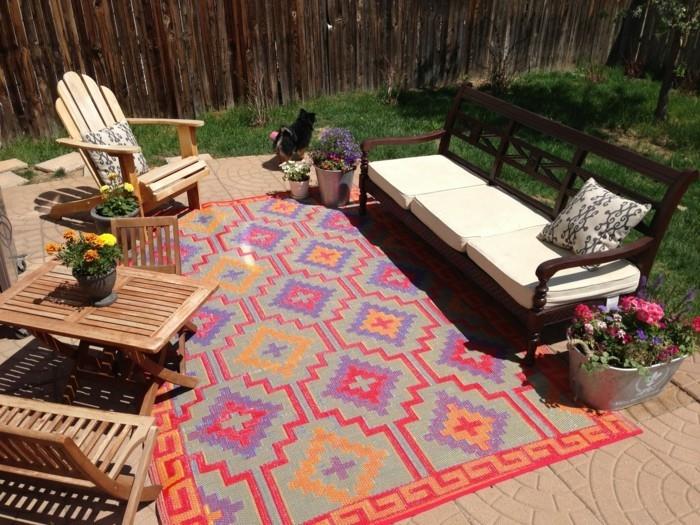 pomysły na projektowanie ogrodów kolorowy dywan projekt drewniane meble podwórko