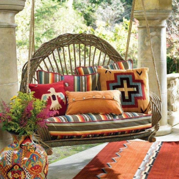 idées de conception de jardin balançoire tapis colorés coussins