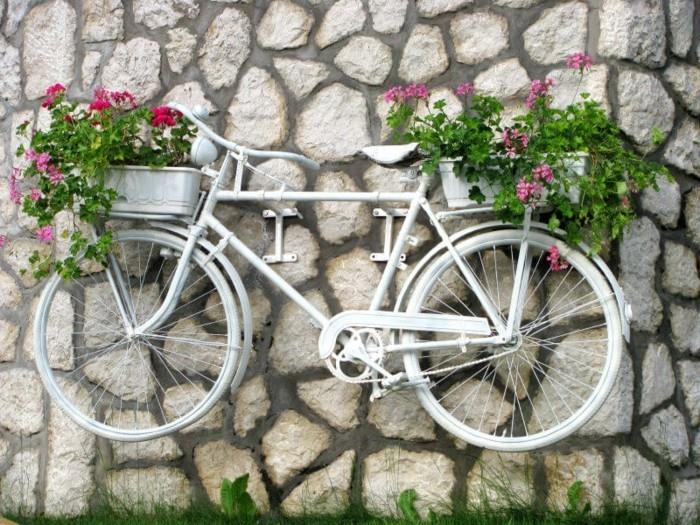 pomysły na projektowanie ogrodu kreatywne pomysły na ogród z rowerami przymocuj rowerowe pojemniki na rośliny do ściany