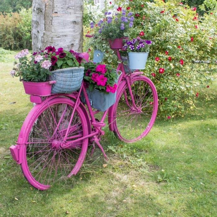 pomysły na projektowanie ogrodu fioletowy rower jako pojemnik na rośliny z kilkoma doniczkami