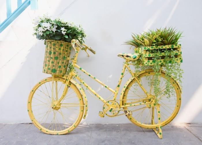 pomysły na projekt ogrodu zabawny pojemnik na rośliny stary rower