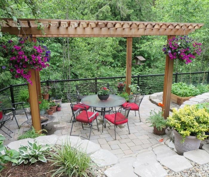 pomysły na projektowanie ogrodu miejsce do siedzenia z pergolą i wiszącymi kwiatami