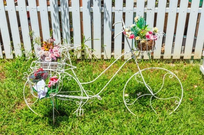 pomysły na projektowanie ogrodów vintage rower jako piękny pojemnik na rośliny na podwórku