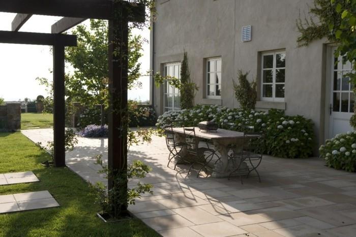 pomysły na ogród płytki podłogowe eleganckie meble ogrodowe romantyczne kwiaty pergola