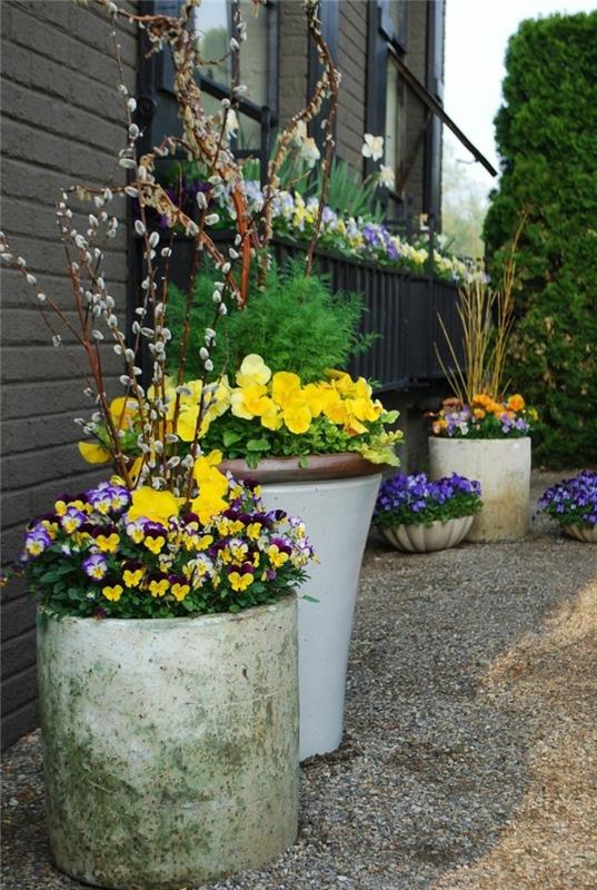 pomysły na ogród świeże dekoracje ogrodowe z ogromnymi doniczkami i świeżymi kwiatami