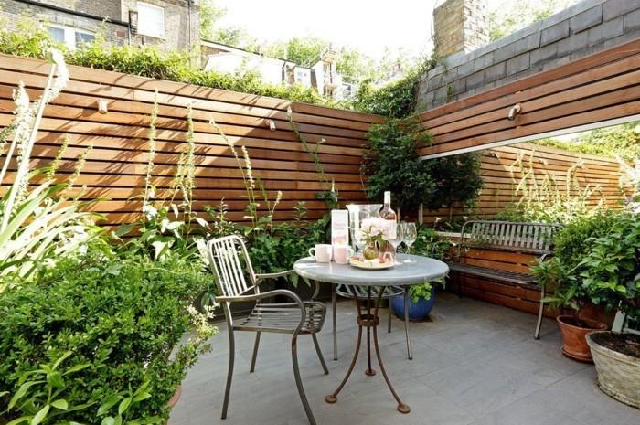 pomysły na ogród rośliny ogrodowe mały okrągły stół ogrodowy